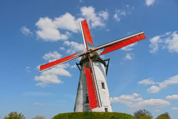 schellemolen molino de viento por el canal entre brujas y damme - belgium bruges windmill europe fotografías e imágenes de stock