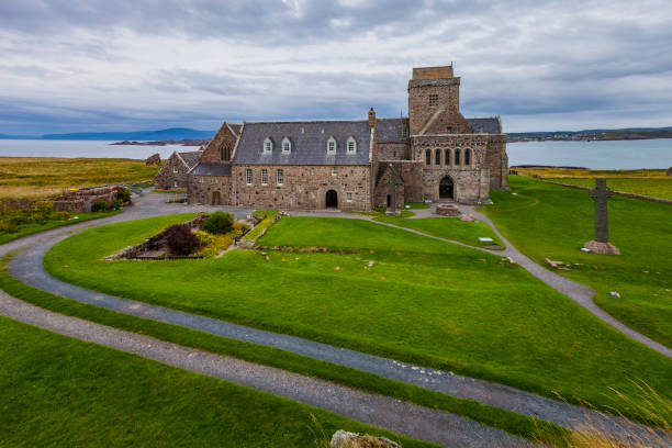 abbaye d’iona avec l’île de mull en arrière-plan - iona photos et images de collection