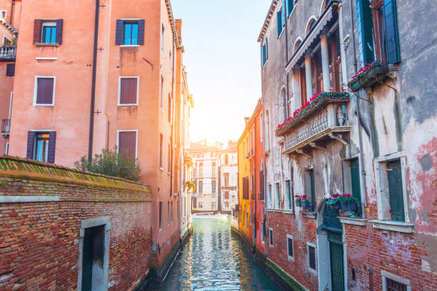 schmalen kanal in venedig mit blick auf den canal grande. - venice italy italy gondola canal stock-fotos und bilder