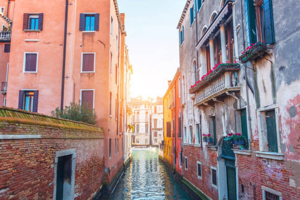 canal estrecho en venecia con vistas al gran canal. - venice italy veneto architecture blue fotografías e imágenes de stock