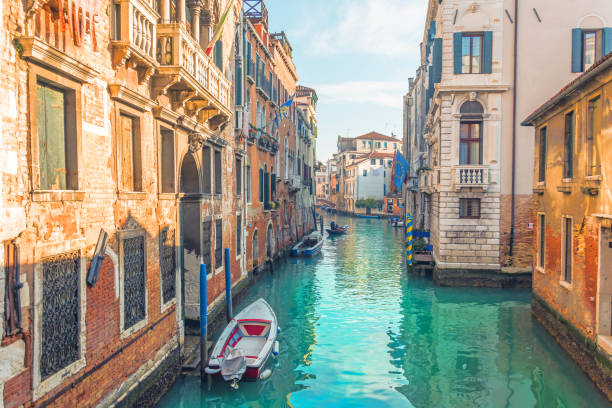 canale di venezia, vista sull'architettura e gli edifici. tipica vista urbana. - venice italy italy veneto nautical vessel foto e immagini stock