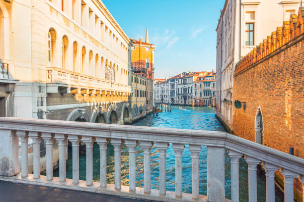 вид на гранд-канал в венеции с небольшого мраморного пешеходного моста. - venice italy italy gondola canal стоковые фото и изображения