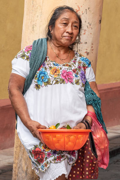 portrait of a mature mayan woman in yucatan, mexico - mexico dress market clothing imagens e fotografias de stock