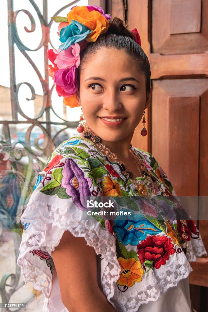  Bonita Y Colorida Niña Maya En Yucatán Foto de stock y más banco de imágenes de Mérida