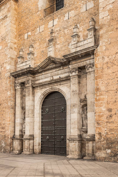 porta della cattedrale di merida, yucatan. - cave church foto e immagini stock