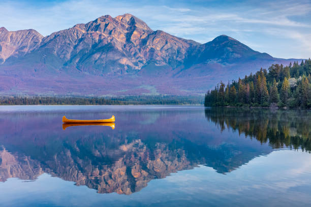 jasper national park in alberta canada - jasper national park imagens e fotografias de stock