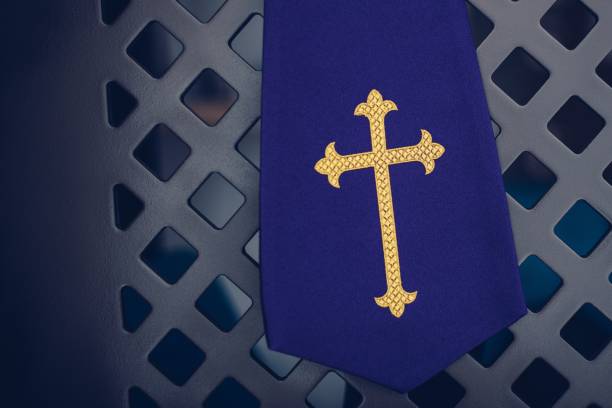 la tela púrpura robó en confesionario en la iglesia. - confession booth fotografías e imágenes de stock
