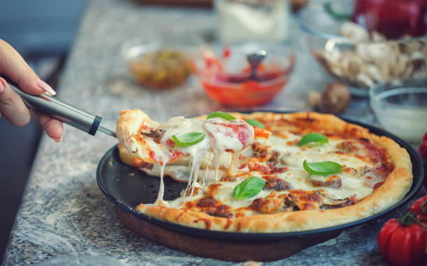 pizza peperoni fatta in casa appena sforata - tomato sauce domestic kitchen meat cheese foto e immagini stock