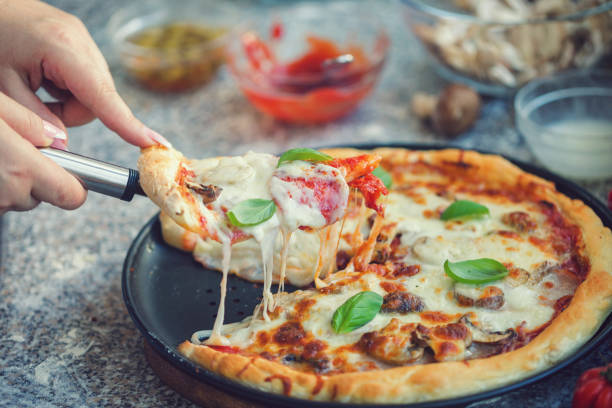 frisch gebackene hausgemachte salami pizza - tomato sauce domestic kitchen meat cheese stock-fotos und bilder