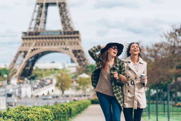 zwei freundinnen in paris - vacations two generation family caucasian friendship stock-fotos und bilder