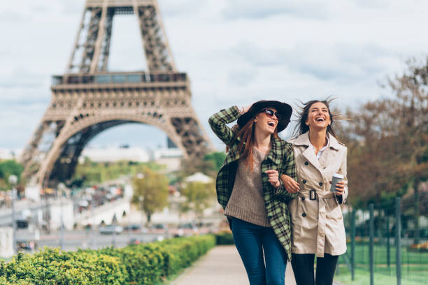 two girlfriends in paris - family tourist europe vacations imagens e fotografias de stock