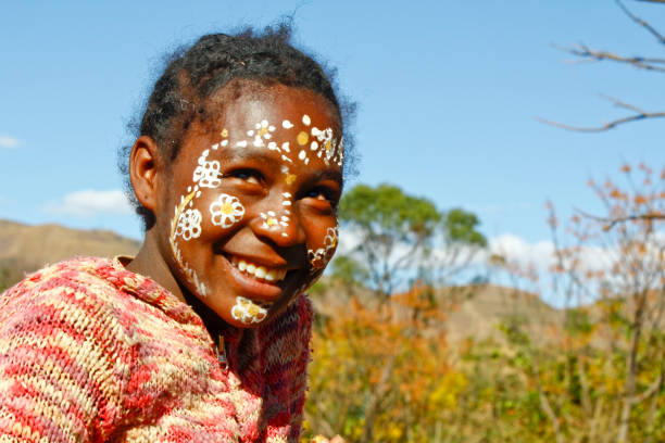garota com rosto tradicionalmente pintado, madagascar - sakalava - fotografias e filmes do acervo