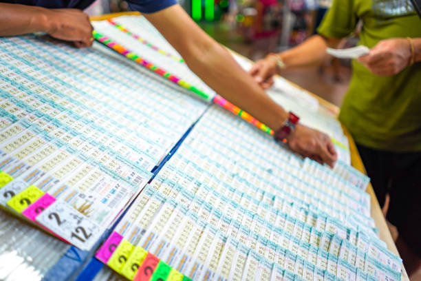 태국, 방콕-27 5 월 2018: 태국 사람들 복권 복권 키오스크 방콕 시내, 태국에서의 앞에 구입을 재미가. - lottery 뉴스 사진 이미지
