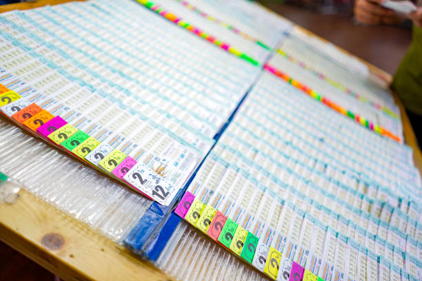 bangkok, thailandia - 27 maggio 2018: i thailandesi si divertono a comprare la lotteria nella parte anteriore del chiosco della lotteria nel centro di bangkok, in thailandia. - editorial asia thailand people foto e immagini stock