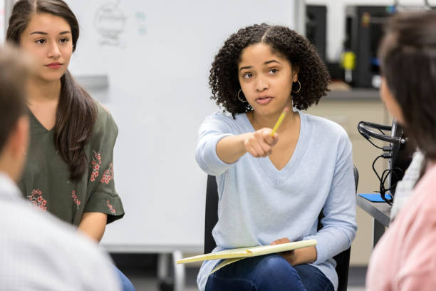 十代の少女は質問の中で深刻な高校研究グループ - 討論 ストックフォトと画像
