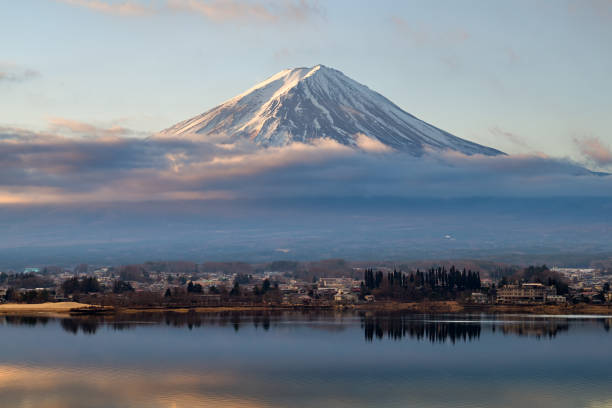 Monte Fuji en el lago Kawaguchi - foto de stock