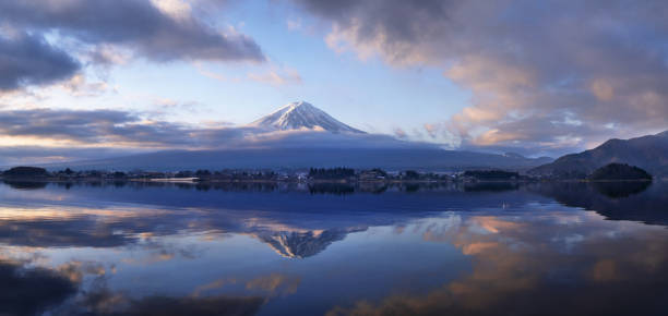 Monte Fuji por la mañana en Panorama de lago Kawaguchi - foto de stock