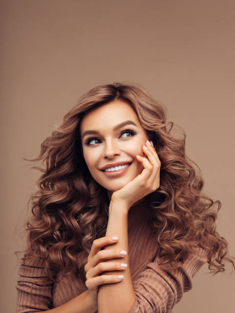 mujer de cabello marrón con peinado rizado - frizzy human hair women curly hair fotografías e imágenes de stock