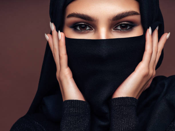 bella mujer misteriosa - nikab veil islam arabia fotografías e imágenes de stock