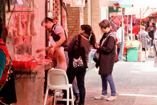 ストリート ビュー肉屋販売、肉をカットします。香港で最大の食品市場であります。 - crowd kowloon peninsula multi colored ストックフォトと画像