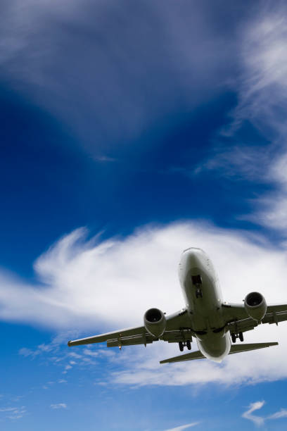 青い空に垂直に離陸する航空機 - airplane taking off sky commercial airplane ストックフォトと画像
