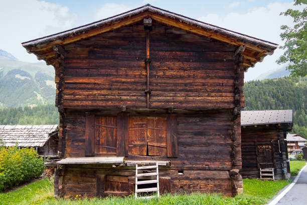 vista de un granero grande estilo rústico en un pueblo de suiza - shack european alps switzerland cabin fotografías e imágenes de stock