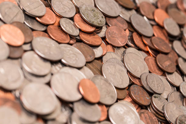 крупным планом много различных типов монет с банку - stack quarter coin us coin стоковые фото и изображения