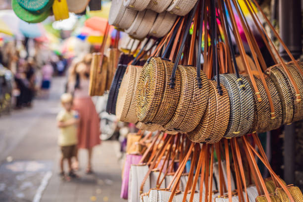 sacos de eco do rattan balinesa famoso em um mercado de souvenir local em bali, indonésia - 7603 - fotografias e filmes do acervo