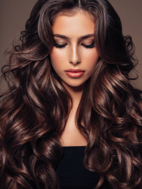 piękna kobieta - hair care hairstyle women curly hair zdjęcia i obrazy z banku zdjęć