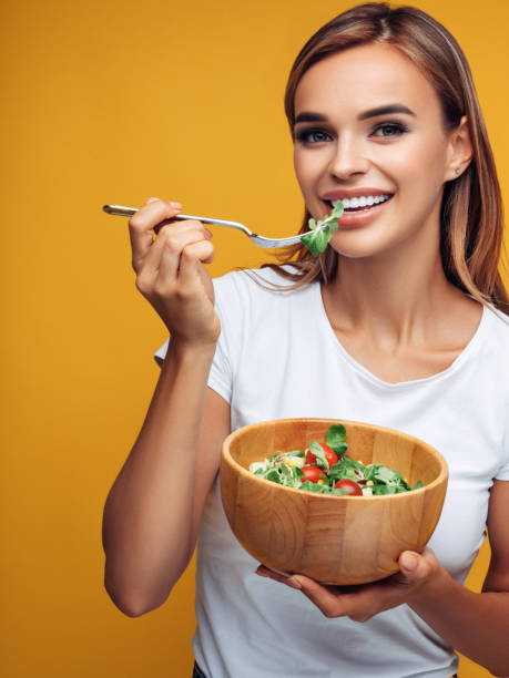 zdrowy styl życia - vegan food cheerful vertical indoors zdjęcia i obrazy z banku zdjęć