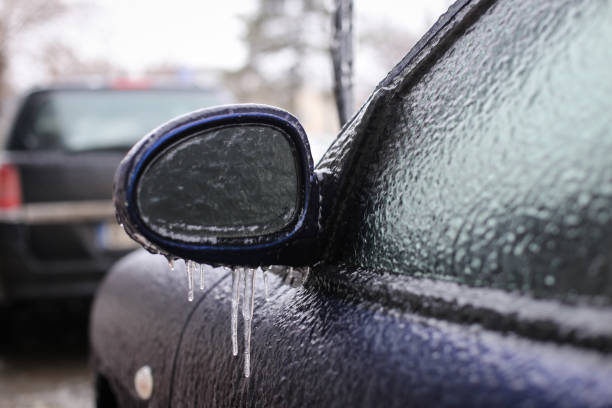 차 비를 동결 후 냉동된 사이드 미러 - snow car window ice scraper 뉴스 사진 이미지