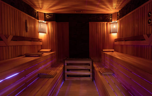 pièce de sauna au centre de bien-être spa - sauna spa treatment health spa nobody photos et images de collection