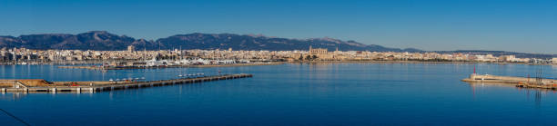 cathedral in palma de mallorca - majorca yacht marina palma imagens e fotografias de stock