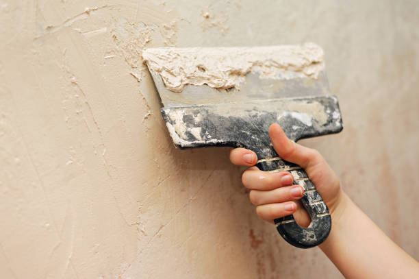 istock putty spatula in hands of a kid 1126867649
