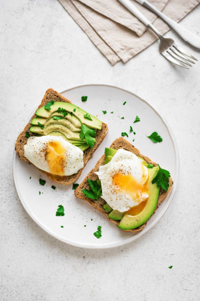 avocado sandwiches with poached eggs - poached egg imagens e fotografias de stock