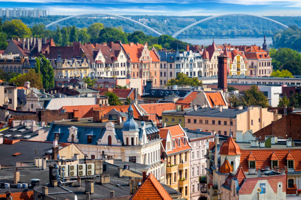 vista aérea de la ciudad vieja de torun y río vistula, polonia - roof tile vacations urban scene outdoors fotografías e imágenes de stock