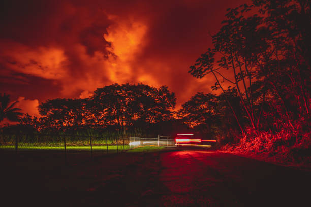 orman gece patlayan volkan tarafından aydınlatılmış - pele stok fotoğraflar ve resimler