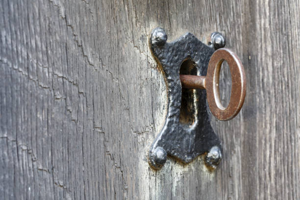 ancienne clé dans la serrure - door nobody macro close up photos et images de collection