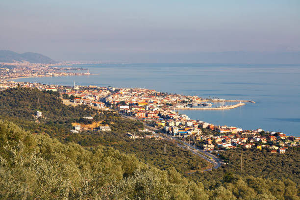 vista sulla città di kucukkuyu lungo il mar egeo, turchia - ayvacık foto e immagini stock