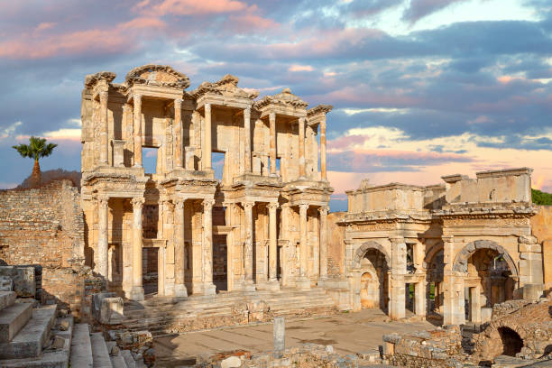 biblioteca di celso nelle rovine romane di efeso in turchia, all'alba. - ancient column past arch foto e immagini stock