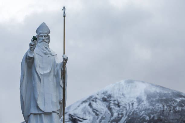 статуя святого патрика на кроа патрика, со снегом - croagh patrick стоковые фото и изображения
