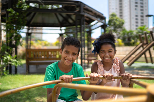 retrato de hermanos en la rotonda - carousel merry go round child african descent fotografías e imágenes de stock