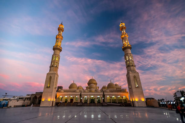 2018/09/11 ハルガダ、エジプト、新しい真っ白なモスクのランタンでの夕暮れ、強調表示されている紅海海岸にアル ミナ - beautiful horizontal arabia hurghada ストックフォトと画像