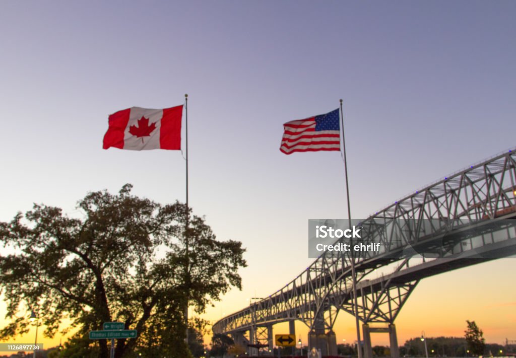 Attraversamento internazionale del blue water bridge tra Port Huron Michigan e Sarnia Ontario - Foto stock royalty-free di Canada