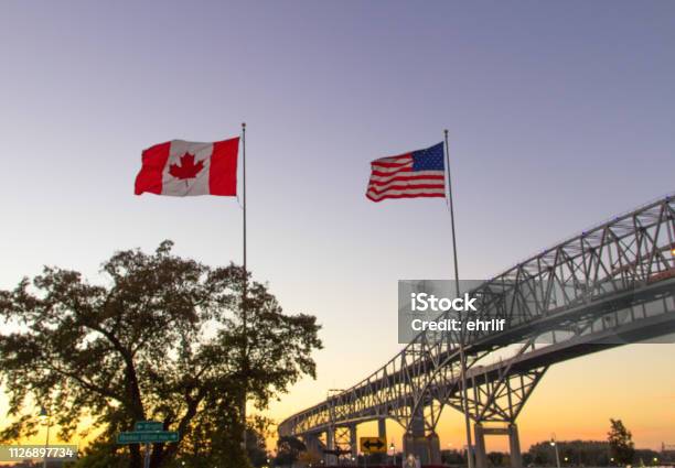 Attraversamento Internazionale Del Blue Water Bridge Tra Port Huron Michigan E Sarnia Ontario - Fotografie stock e altre immagini di Canada