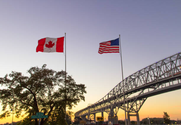 ポート ヒューロンにあるミシガン州とオンタリオ州サーニアの間を渡る国際青水橋 - canadian flag north america usa flag ストックフォトと画像
