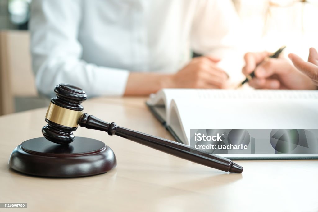 법률 자문 망치와 법적 법 서명된 계약 클라이언트에 제공합니다 정의와 변호사 개념입니다 경매에 대한 스톡 사진 및 기타 이미지 ...