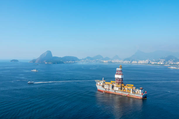 нефтяная платформа у берега - oil rig brazil oil industry petroleum стоковые фото и изображения