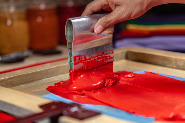 couleur rouge ruisselant de l'impression d'écran à la main - silk screen photos photos et images de collection