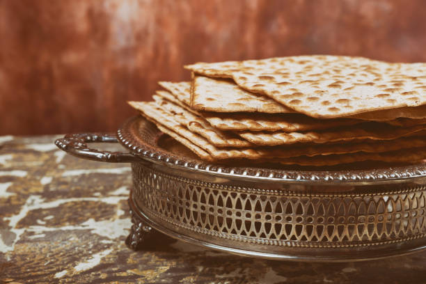 пасха фон мацо еврейский праздничный хлеб над деревянной доской . - unleavened bread стоковые фото и изображения